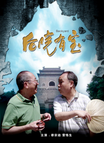 电影《小丑》剧照《出租车司机》（左）《喜剧之王》（中）《小丑》（右）都是边缘人“发疯文学”典型至于长达3小时的《新蝙蝠侠》，创作者情愿抛开漫改电影的“爽剧”基调，认真思考城市腐败背后盘根错节的利益关系，追索主人公童年创伤对人格造成的持续性侵蚀，质疑哥谭被拯救的价值和蝙蝠侠的存在意义。